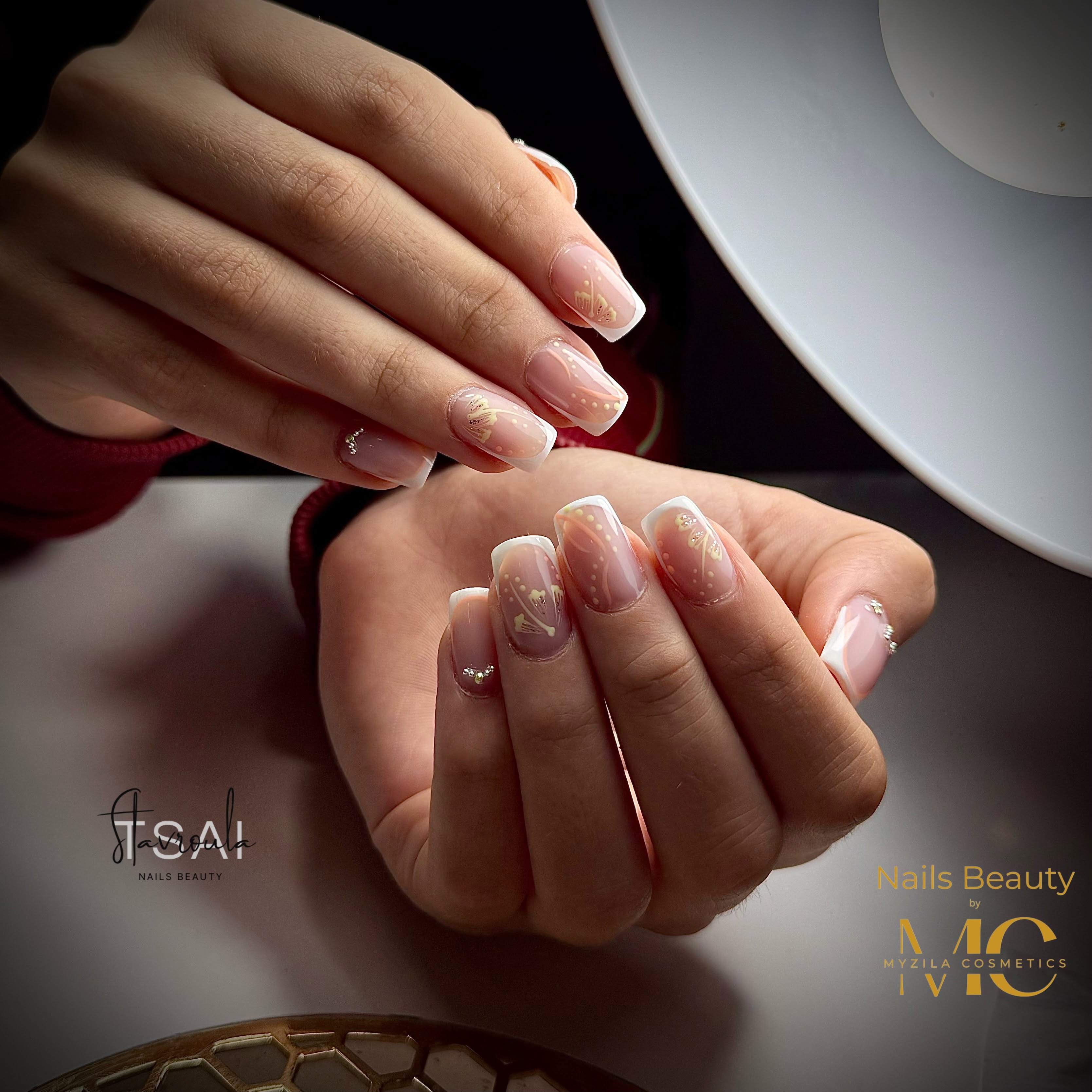 French Nail Art mit feinen floralen Details von Nails Beauty Tempelhof